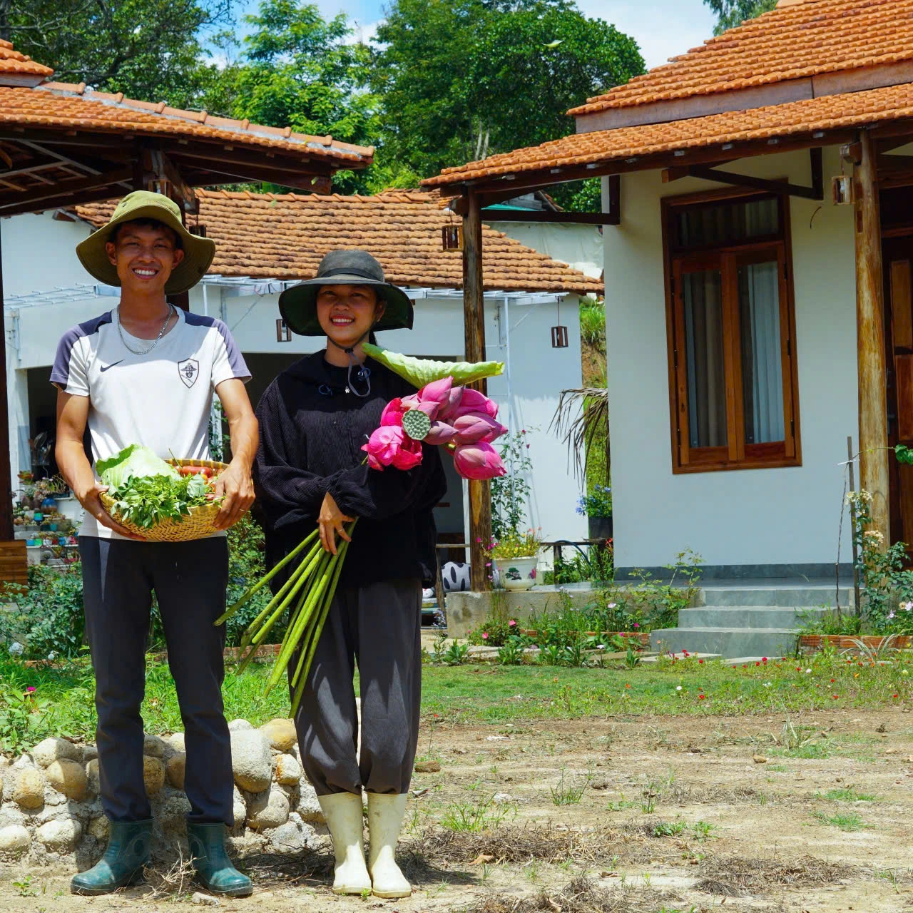 Bỏ phố về quê, vợ chồng trẻ tạo mảnh vườn 3.000 m² đẹp như mơ