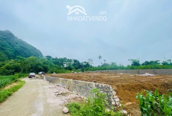 --Chủ tách bán lô đất có diện tích 1100m2 trong đó có 200m2 thổ cư còn lại là đất trồng cây lâu năm thuộc huyện Lương Sơn - Hoà Bình