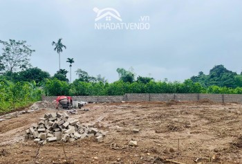 --Chủ tách bán lô đất có diện tích 1100m2 trong đó có 200m2 thổ cư còn lại là đất trồng cây lâu năm thuộc huyện Lương Sơn - Hoà Bình